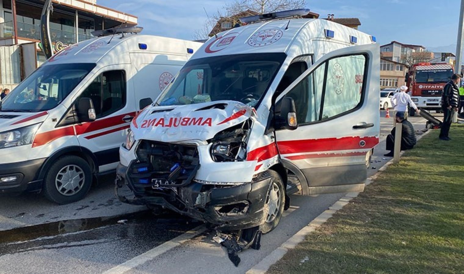 Hayati tehlikesi bulunuyor: Hamile kadını taşıyan ambulans kaza yaptı