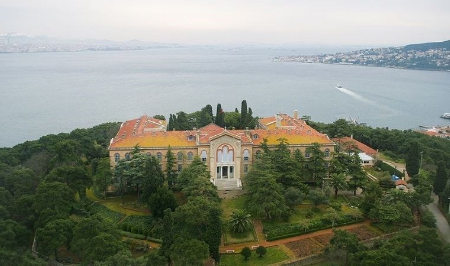 Heybeliada Ruhban Okulu’nun hikayesini anlatan ‘Kozmopolis: İnce Çizgi’ belgeseli izleyiciyle buluştu