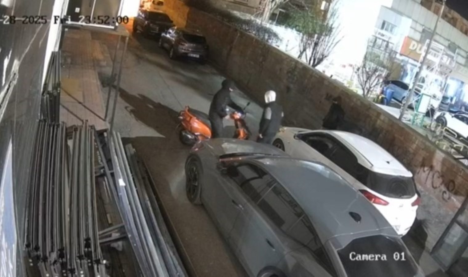 Hırsızlık kamerada… Motosikleti itip çaldılar!