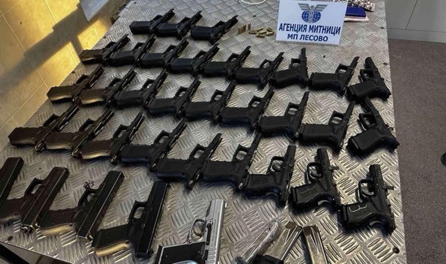 Hollanda’ya giden otomobilde 35 tabanca ele geçirildi