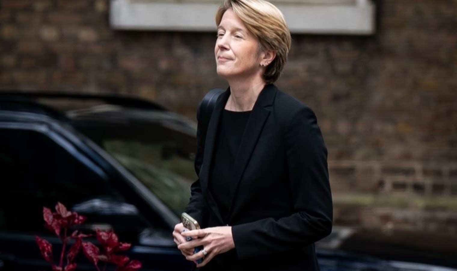 İngiltere’de üst düzey istifa: Eleştiriler üzerine görevi bırakıyor