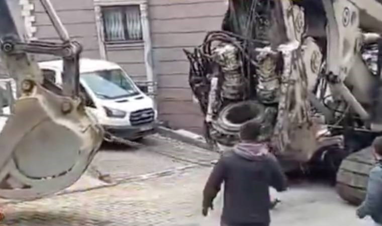 İş güvenliği hiçe sayıldı: Makineyi kepçeyle çektiler, halat koptu