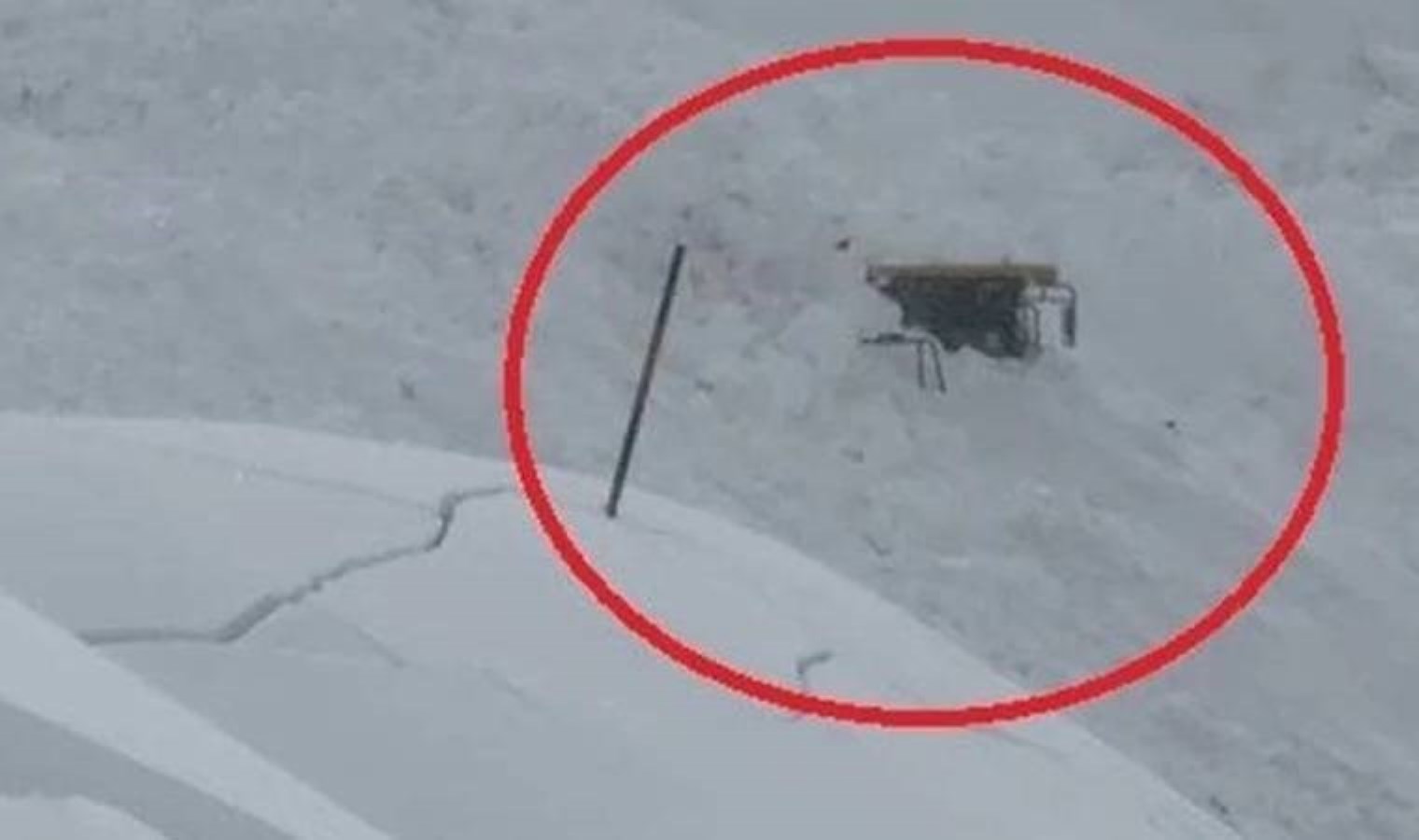 İş makinesinin üzerine çığ düştü: İşçi, şans eseri kurtarıldı