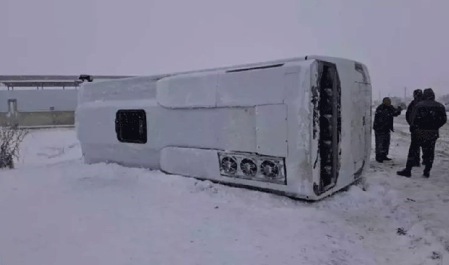 İşçi servisi buzlanan yolda devrildi: 15 yaralı