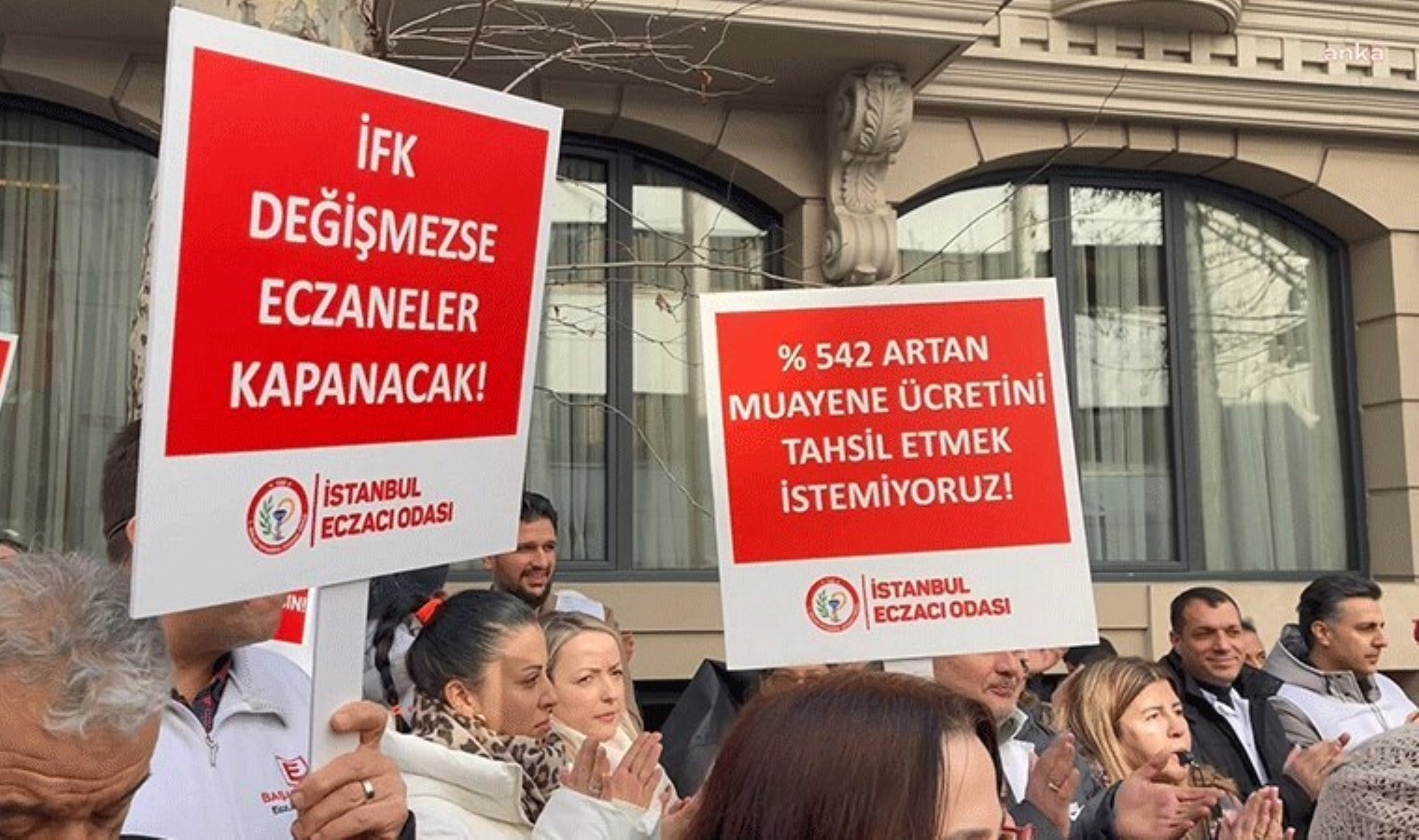 İstanbul Eczacı Odası’ndan İl Sağlık Müdürlüğü önünde ‘düdüklü’ protesto: ‘Yeni nesil ilaçlar ülkemize girmemekte’