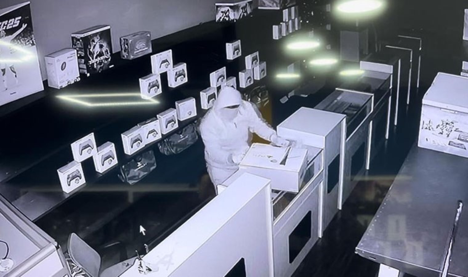 İstanbul Esenler’de pes dedirten hırsızlık! 1 ay önce açılan mağazadan ‘oyun konsolu’ çaldılar: Piyasa değeri 250 bin lira…