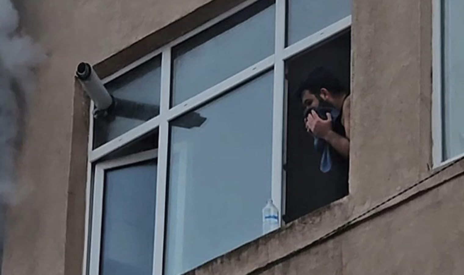 İstanbul Fatih’te 6 katlı binada yangın paniği! Yüzüne tişörtünü bastırdı, pencerede yardım bekledi…