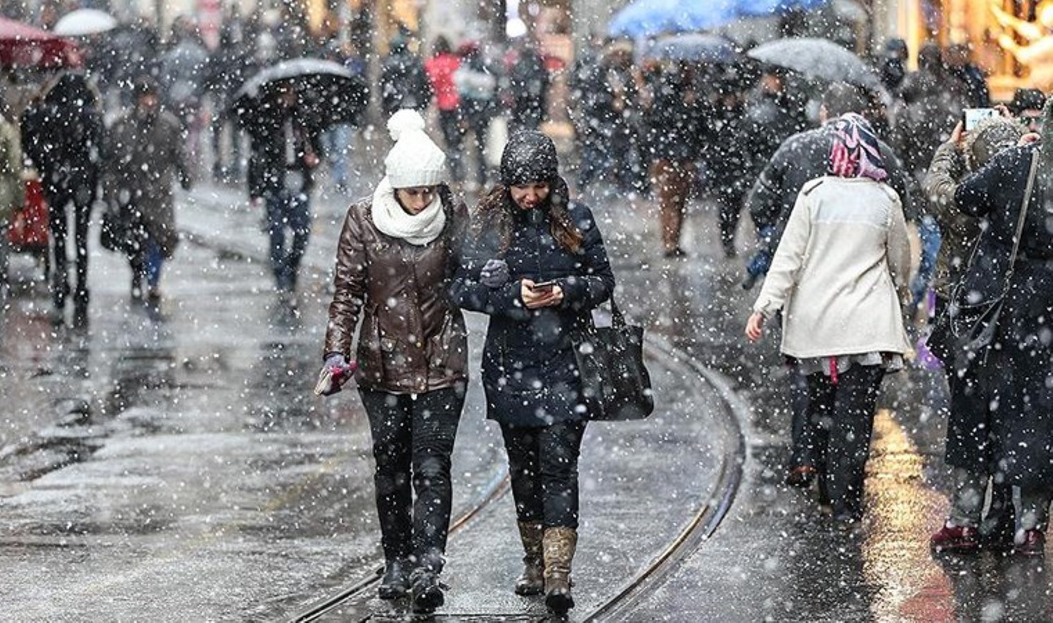 İstanbul için yeniden ‘kar’ alarmı! Meteoroloji uzmanı tarih verdi: ’10 santimi geçebilir’