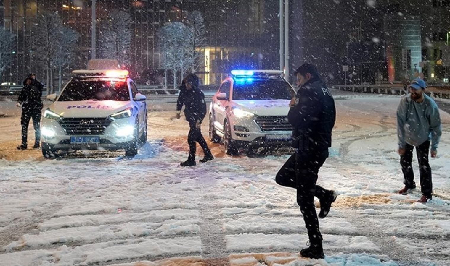 İstanbul kara teslim: Taksim’de polis ile yurttaşlar kar topu oynadı