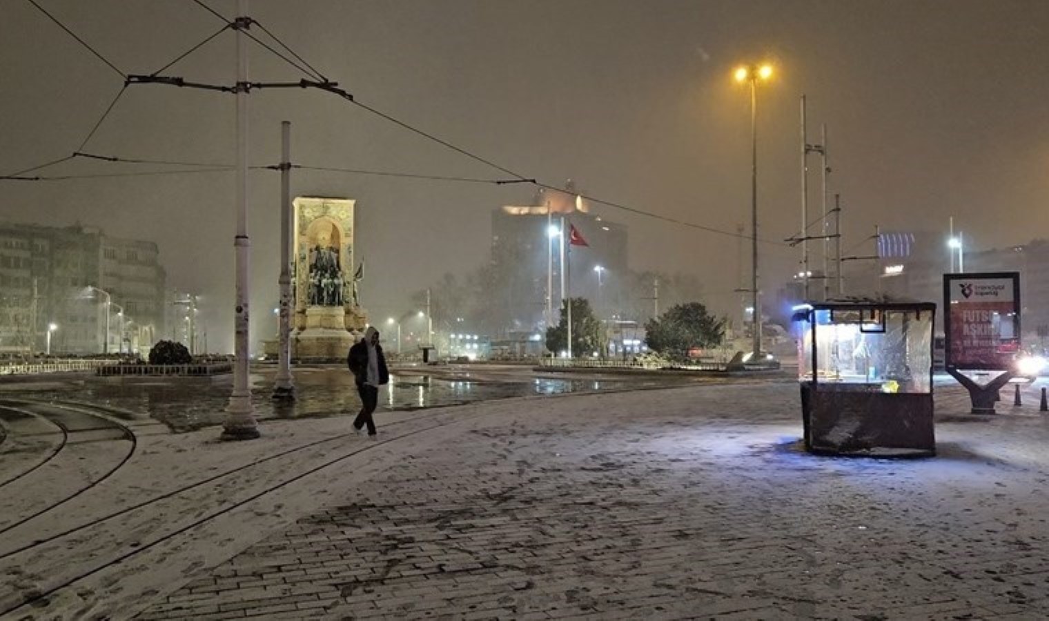 İstanbul kışa teslim… Kar yağışı 3. gününde de devam etti: Taksim Meydanı beyaza büründü