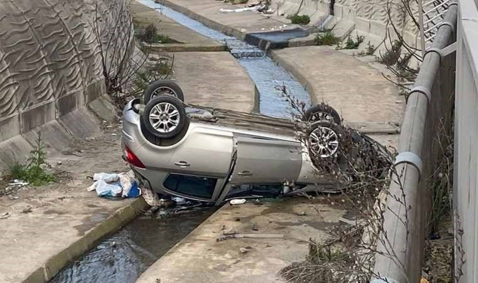İstanbul Pendik’te otomobil dereye uçtu!