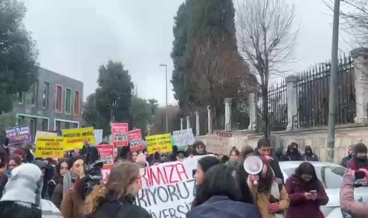 İstanbul Üniversitesi öğrencilerinden yemek zammı protestosu: ‘Müşteri değil, öğrenciyiz’