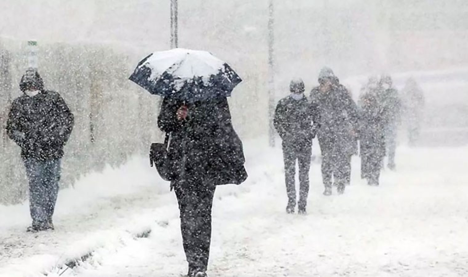 İstanbul Valiliği’nden kar uyarısı: ‘Zorunlu olmadıkça dışarıya çıkmayın’