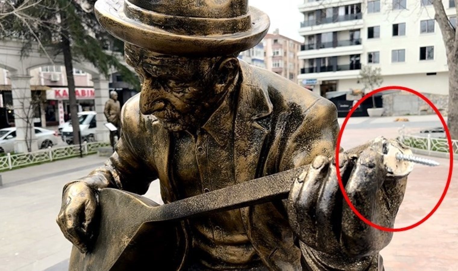 İstanbul’da Aşık Veysel heykeline saldırı: Yine ‘sazını’ kırdılar!