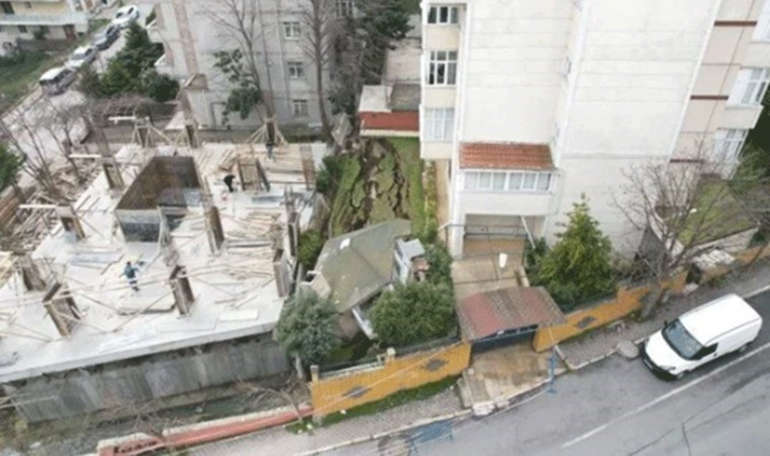 İstanbul’da bir binanın istinat duvarı çöktü: Yurttaşlar tahliye edildi!
