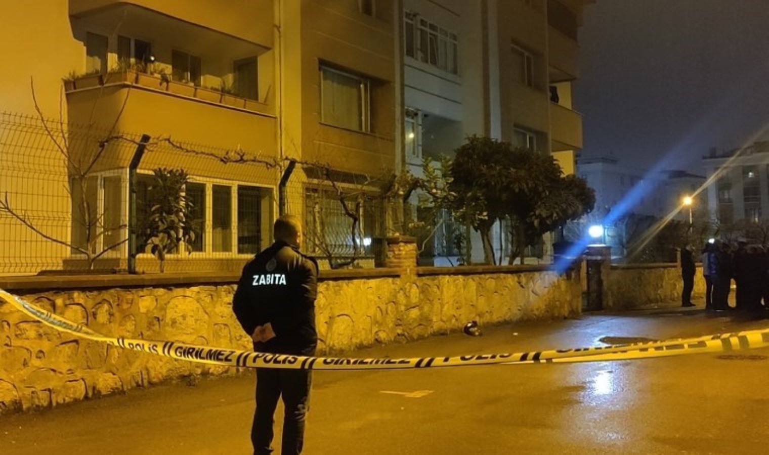 İstanbul’da duvarlarında çatlaklar oluşan 4 katlı bina boşaltılarak mühürlendi