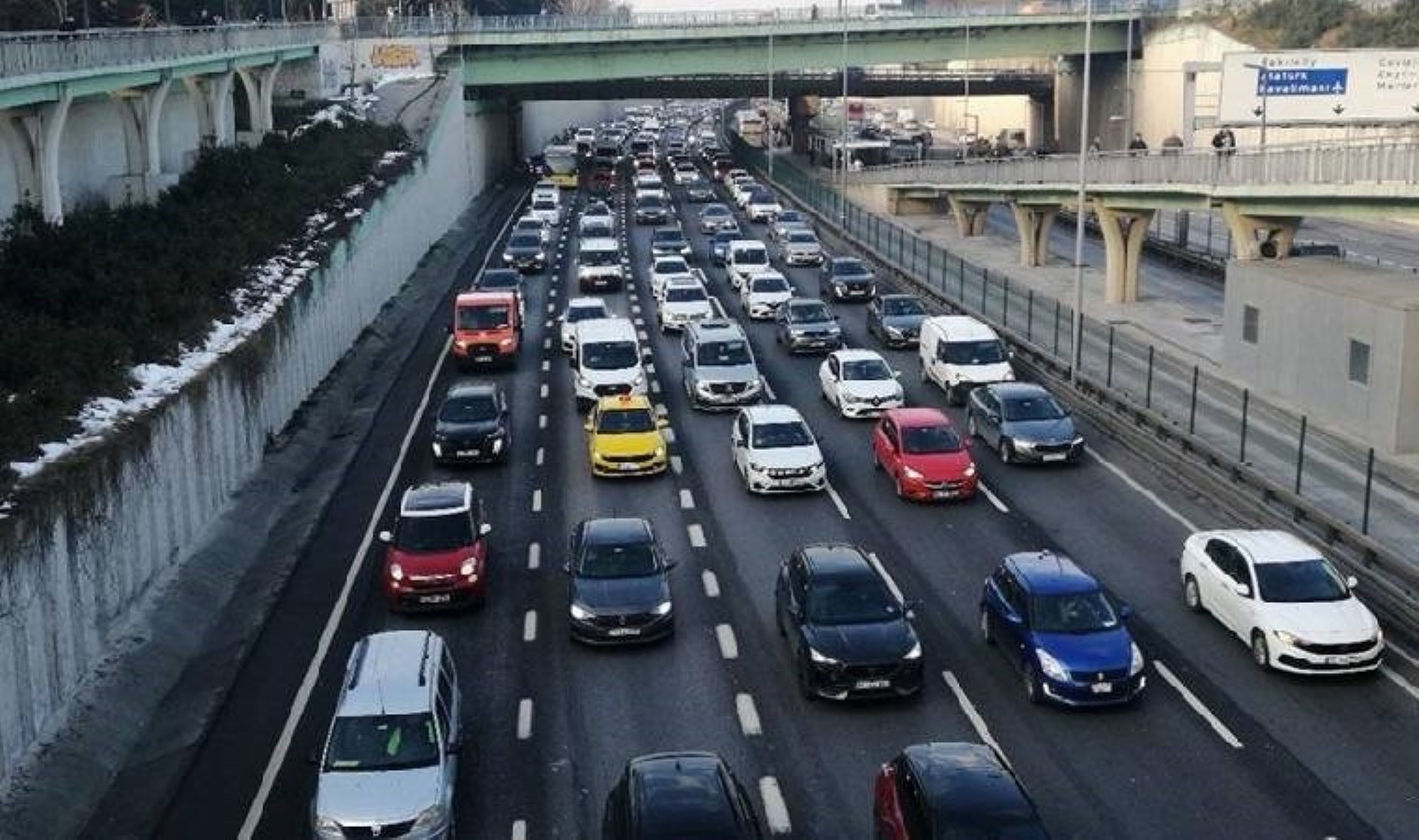 İstanbul’da haftanın ikinci iş gününde trafik yoğunluğu oluştu!