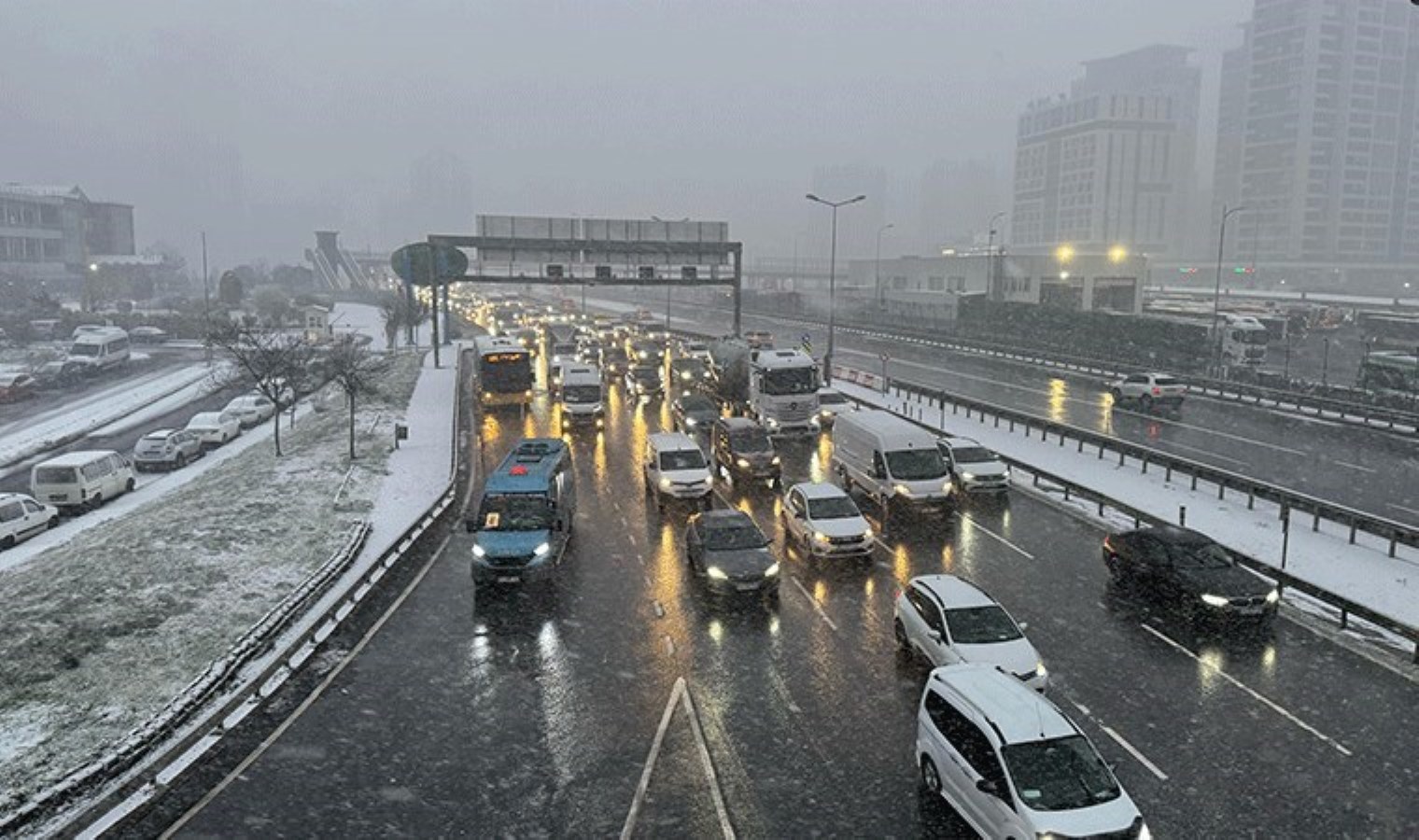 İstanbul’da kar yağışı etkili oluyor! Trafikte son durum ne?