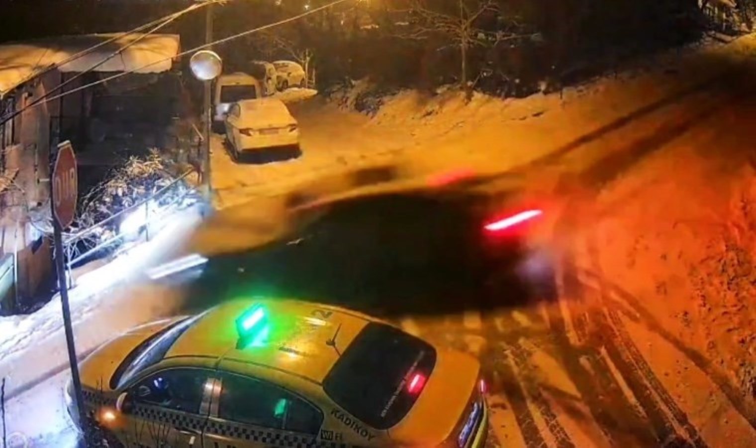 … İstanbul’da kayan otomobil taksiye ve 2 eve çarptı