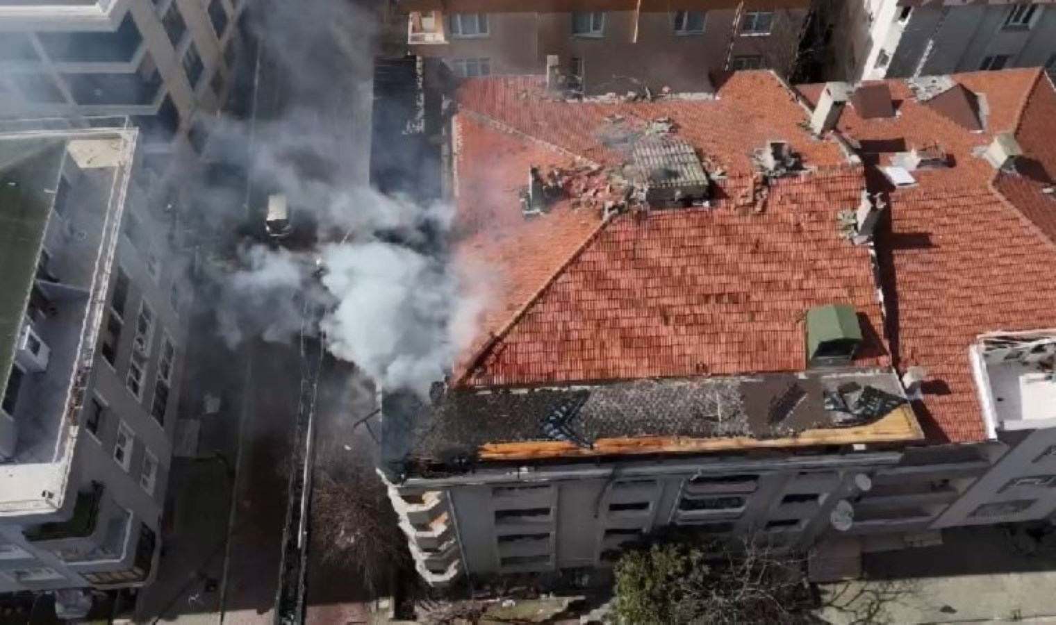 İstanbul’da korkutan çatı yangını!
