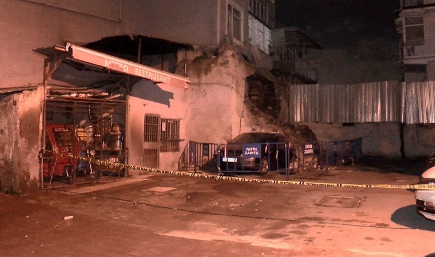 İstanbul’da otoparkta duvar çöktü: Araçlar hasar gördü