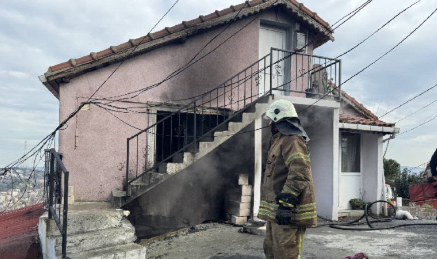 İstanbul’da panik anları… Depoda çıkan yangın giriş kata da sıçradı!