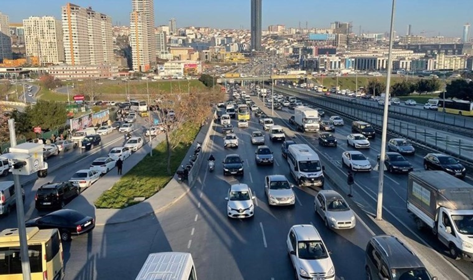İstanbul’da trafik kilit: Yoğunluk yüzde 80’e ulaştı!