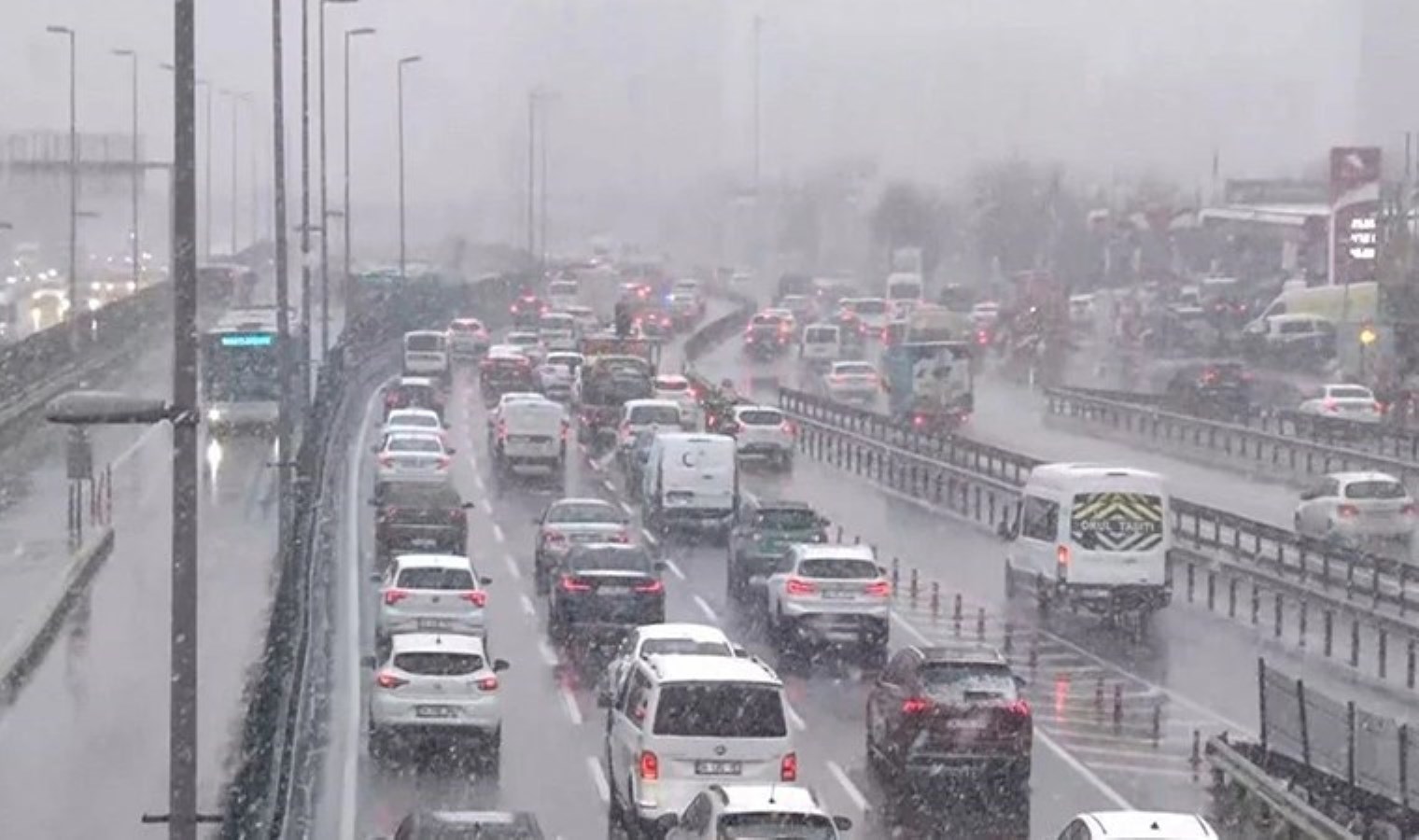 İstanbul’da trafik kilitlendi: Yoğunluk yüzde 90’a ulaştı!
