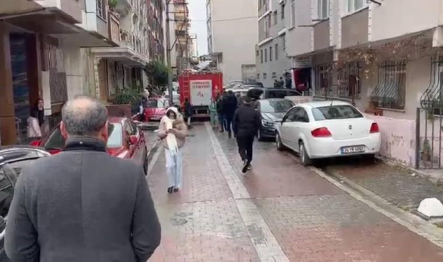 İstanbul’da yıldırım paniği: 13 katlı binanın çatısına düştü!