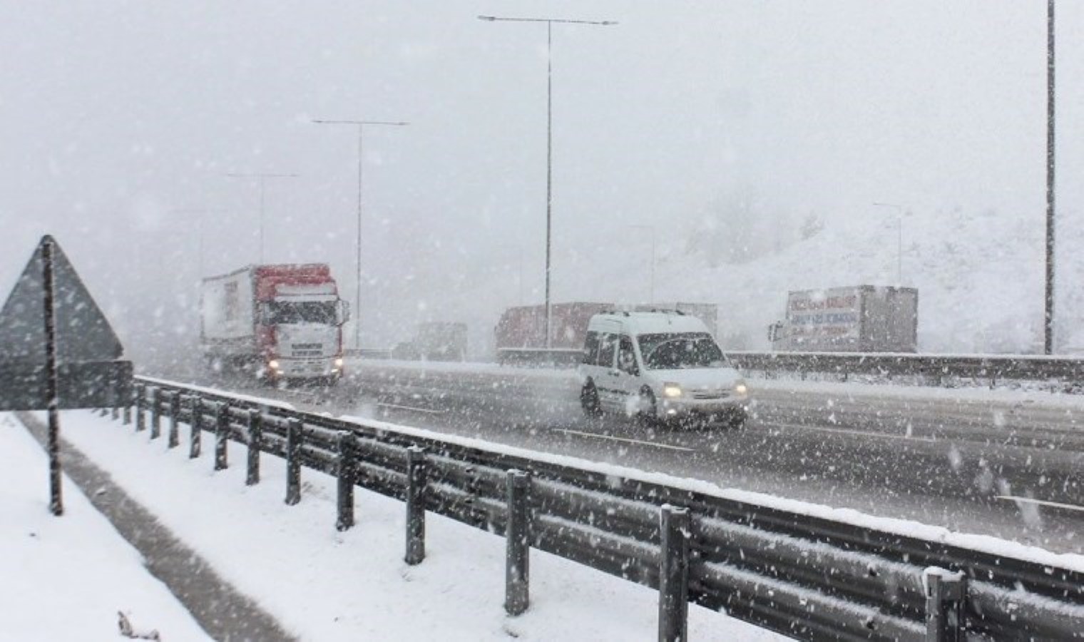 İstanbul’da yoğun kar yağışı uyarılarının ardından yollar boş kaldı