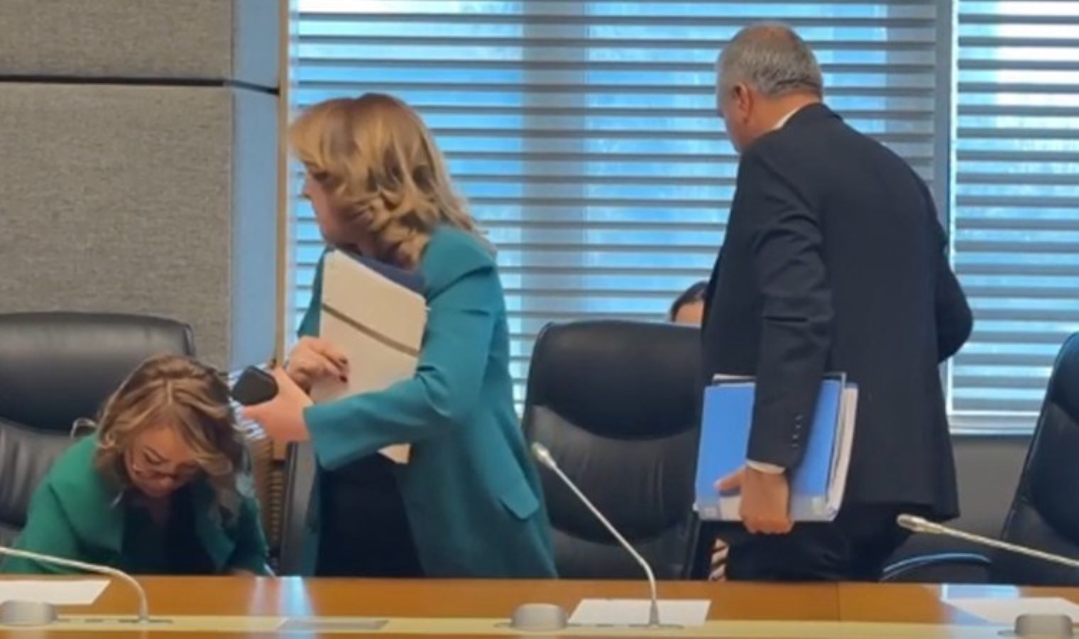 İstismar mağduru ailelerin gelmesi reddedildi: CHP’li milletvekilleri komisyonu terk etti