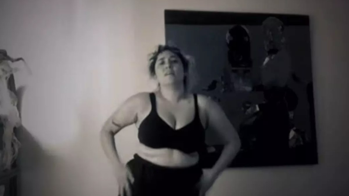 İzleyenler şaştı kaldı! Şarkıcı Kalben ilginç danslarına devam ediyor