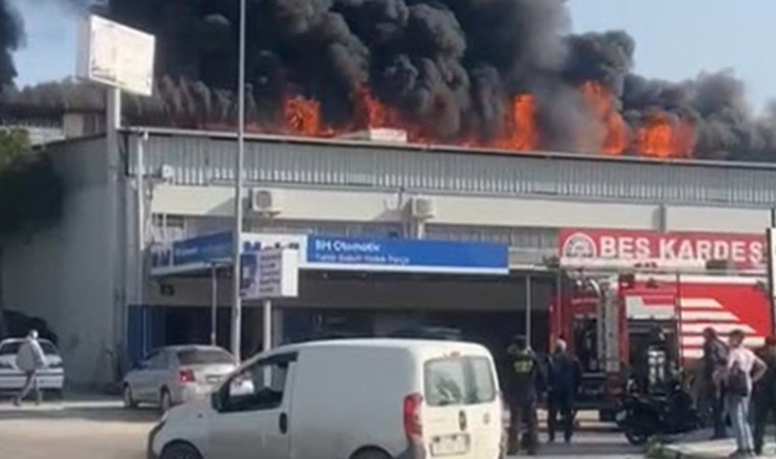 İzmir 4. Sanayi Sitesi’nde korkutan yangın: Alevler iş yerlerine de sıçradı!