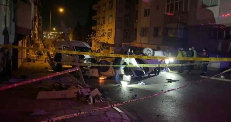 İzmir’de minibüsle otomobil çarpıştı: 2 ölü, 2 yaralı