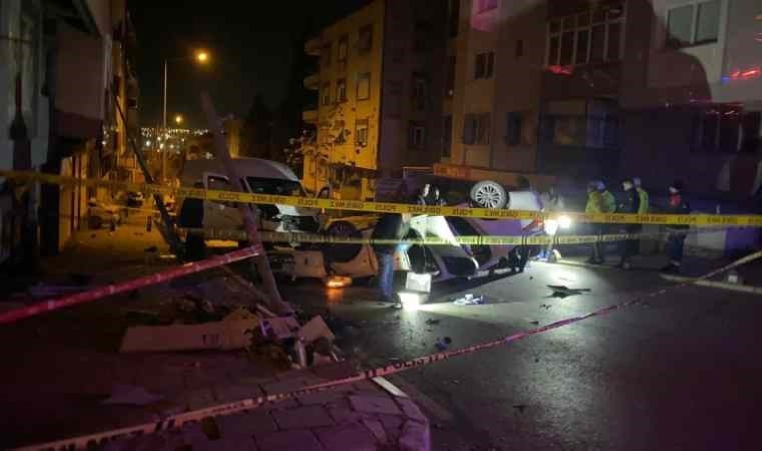 İzmir’de minibüsle otomobil çarpıştı: 2 ölü, 2 yaralı