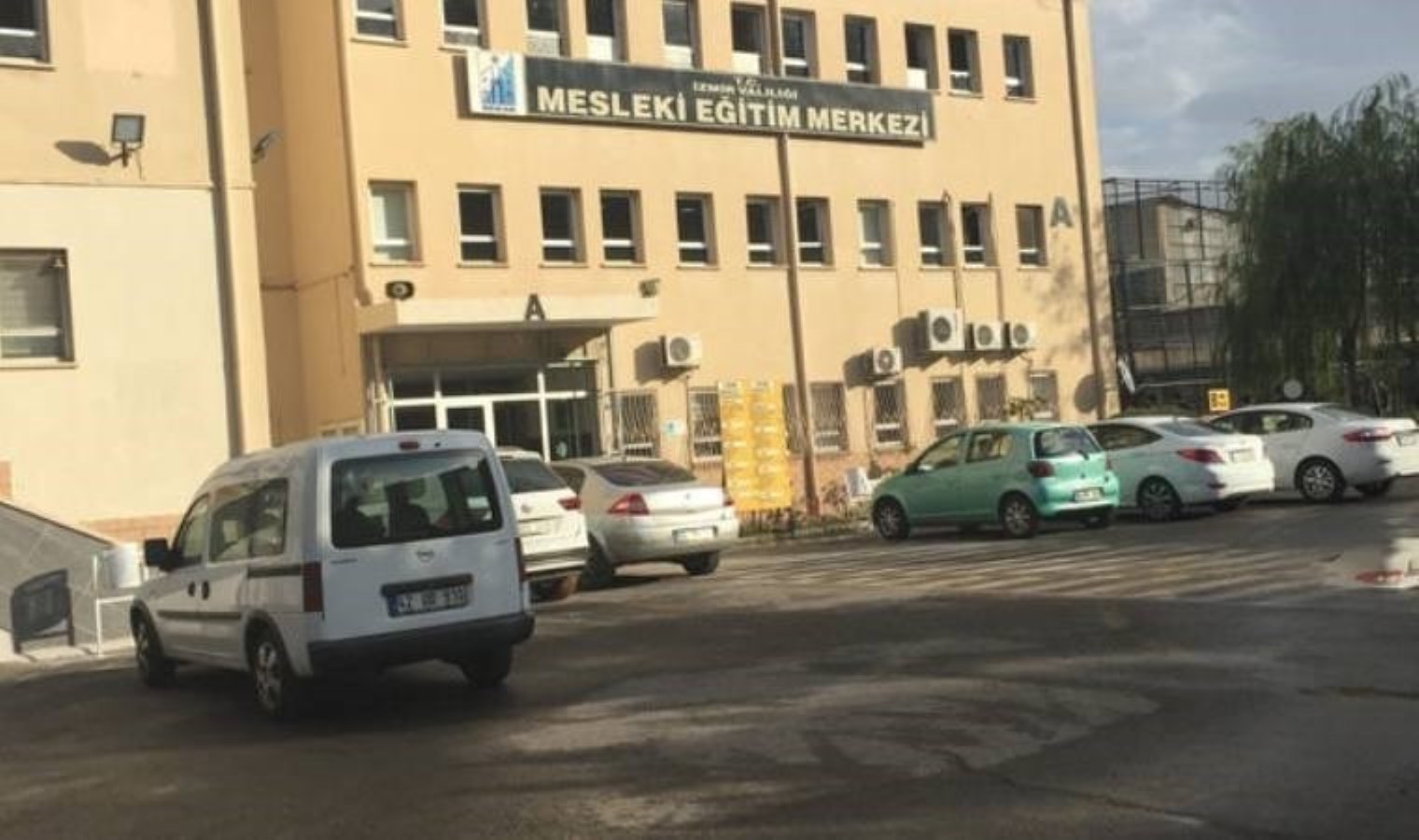 İzmir’de okulda bıçaklı kavga: Yaralılar var!