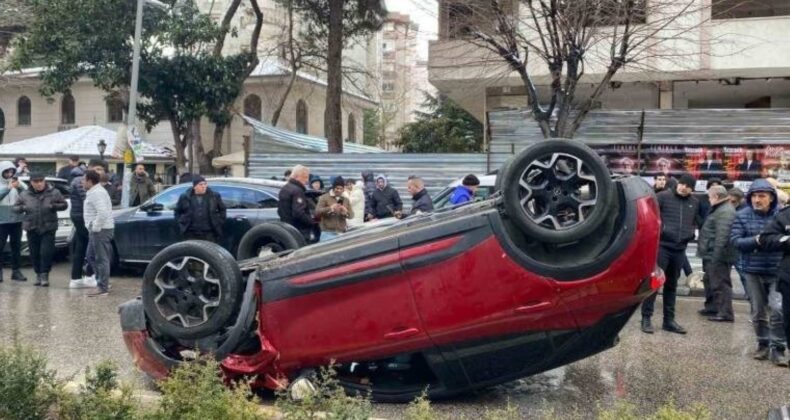 Kadıköy’de park halindeki araca çarpan otomobil takla attı