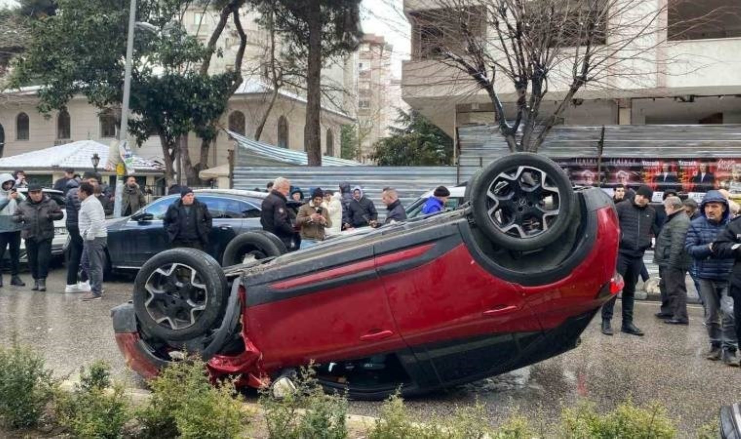 Kadıköy’de park halindeki araca çarpan otomobil takla attı