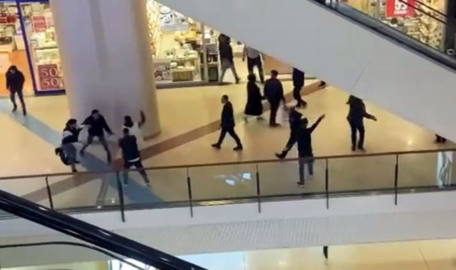 Kameralara yansıdı: Esenyurt’ta AVM’de 2 ayrı noktada kavga!