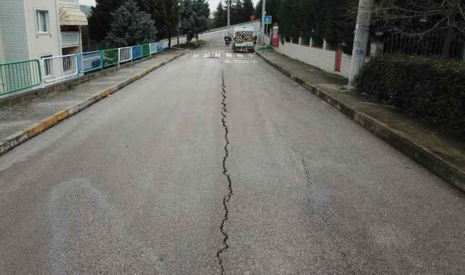 Kar yağışından sonra yarık büyüdü: Yolu trafiğe kapattılar!