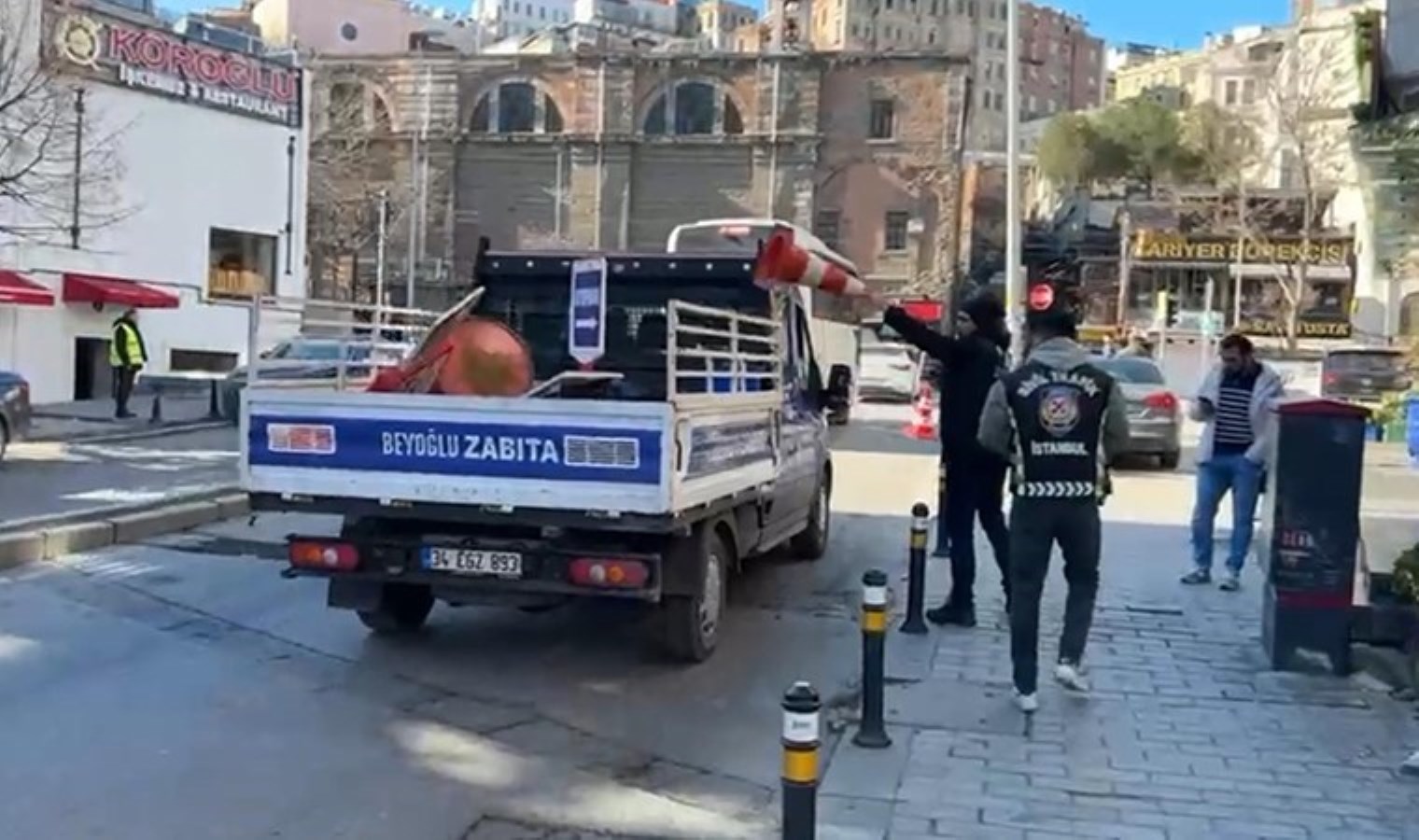 Karaköy’de zabıtadan korsan otoparkçılara baskın: Birinin üzerinden ‘silah’ çıktı!
