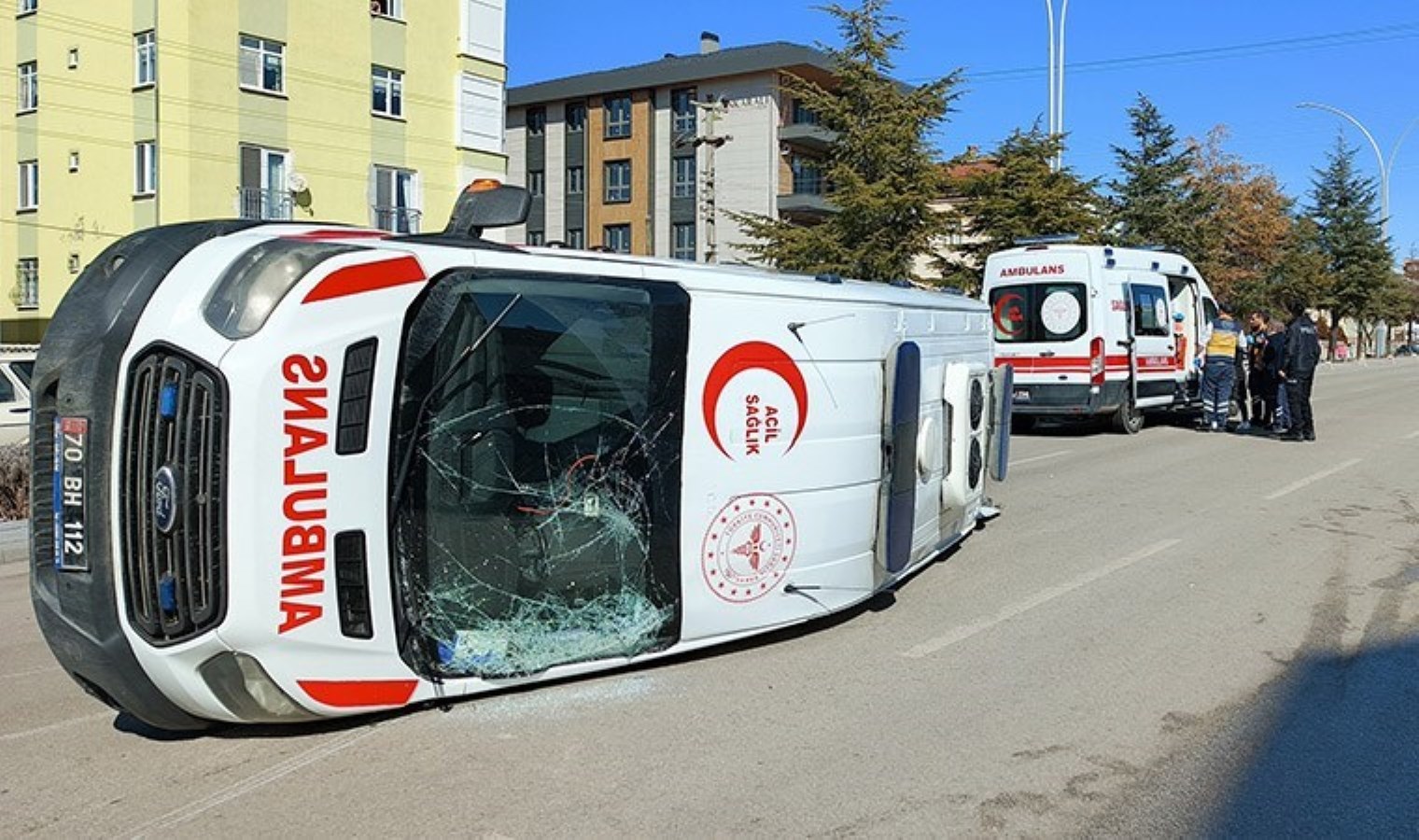Karaman’da faciadan dönüldü! Otomobil ve ambulans çarpıştı: Yaralılar var…