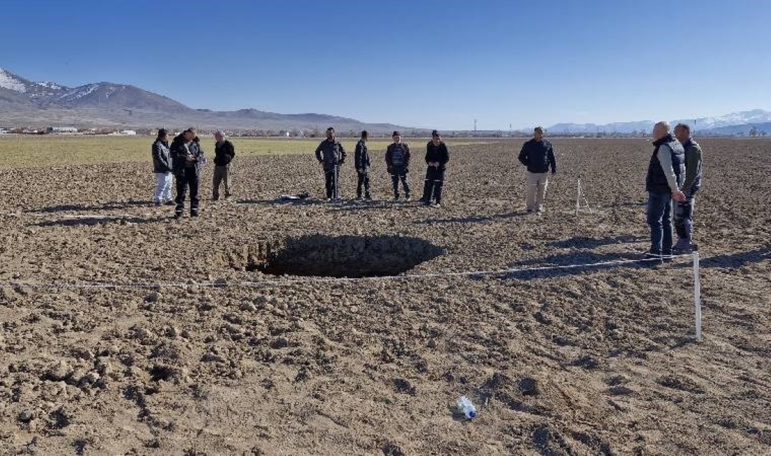Karaman’da obruk tedirginliği… Yerleşim yerlerine çok yakın!