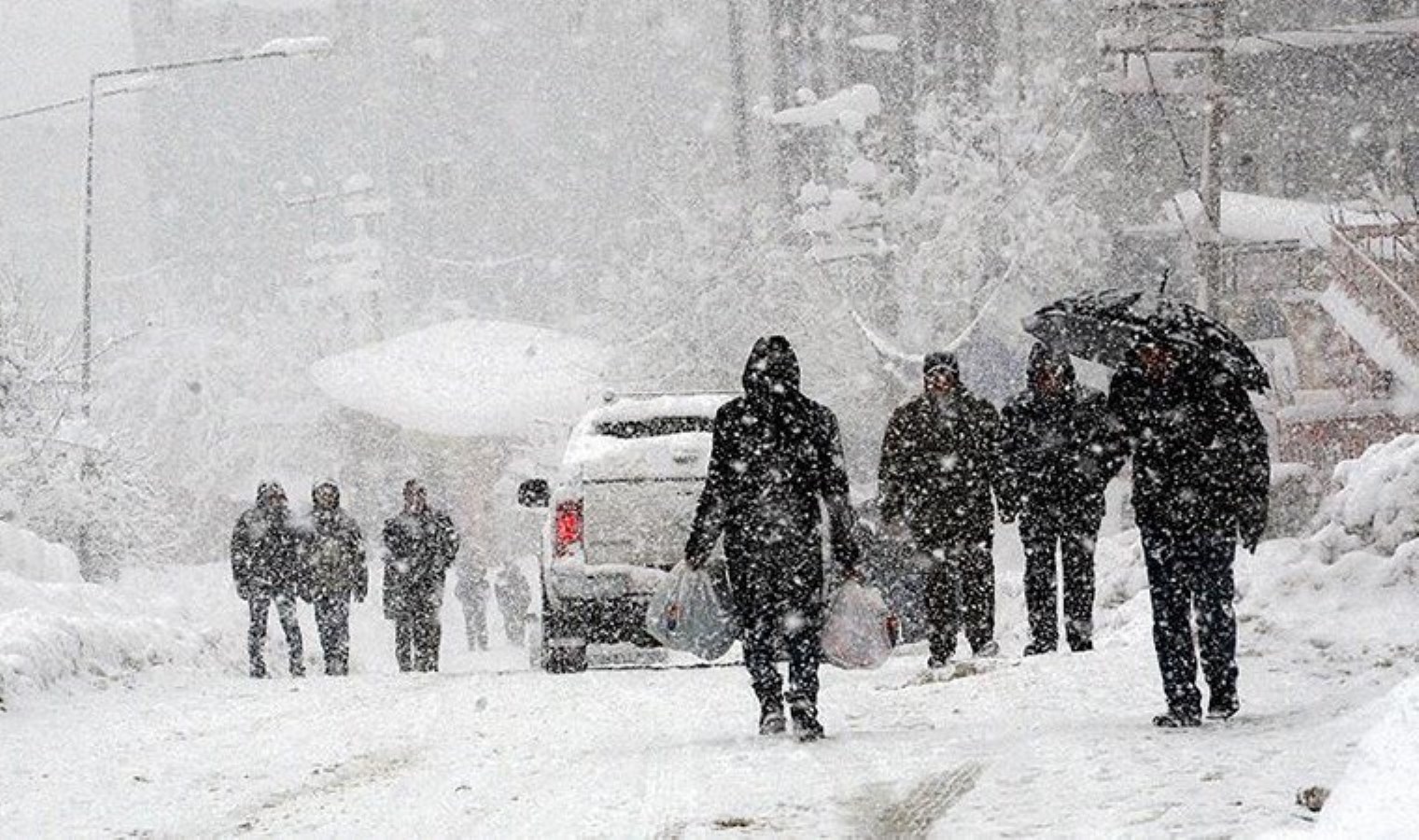 Karda düşmeden yürümek için ne yapılmalı? Fizyoterapi uzmanı anlattı: ‘Penguen adımı atılmalı, eller serbest olmalı’