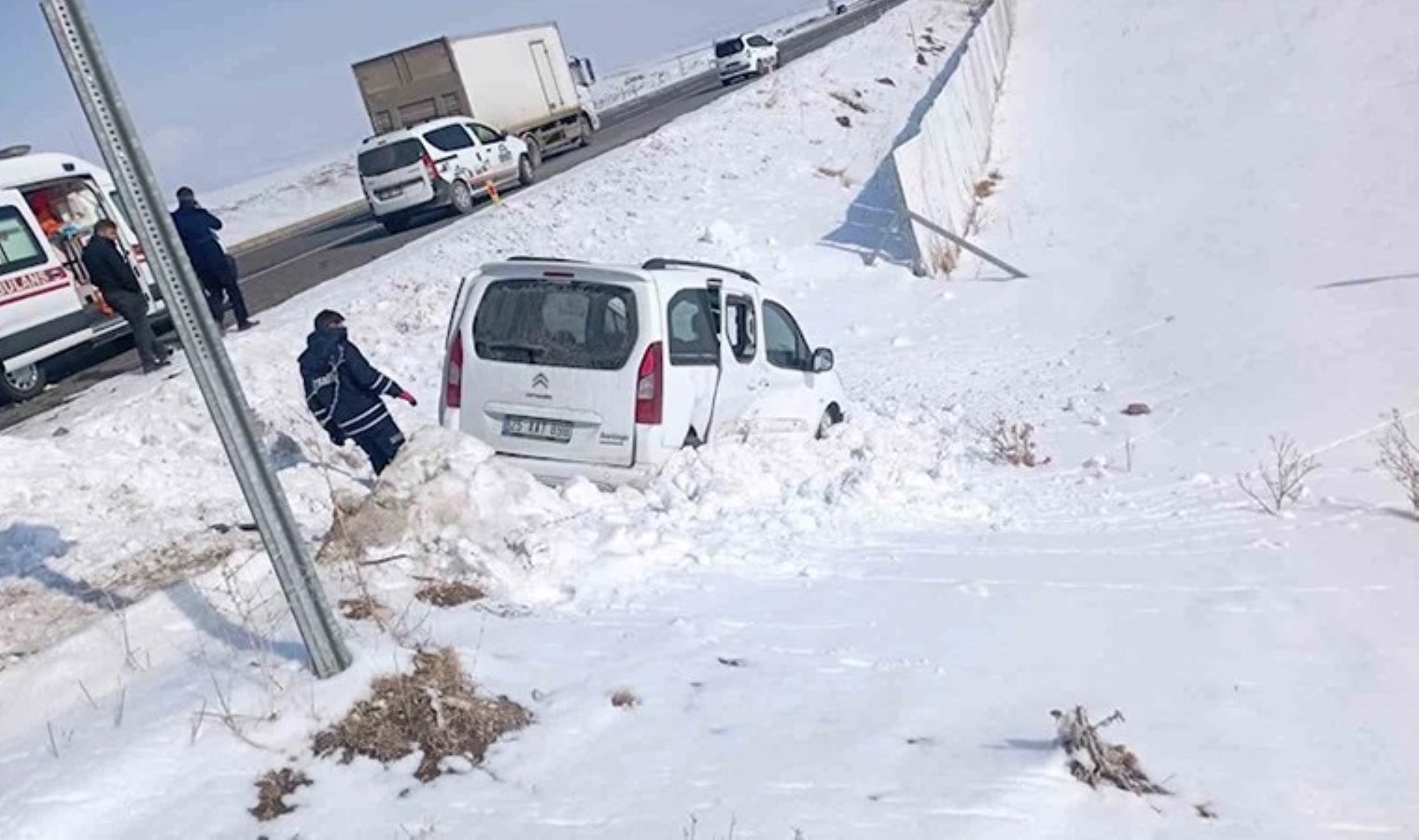 Kars-Sarıkamış-Erzurum karayolunda otomobil ve ticari araç çarpıştı: Çok sayıda yaralı!