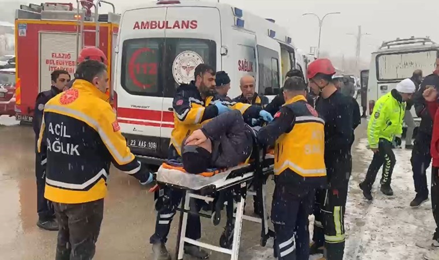 Kayganlaşan yol kaza getirdi! Minibüs, istinat duvarına çarptı: 6 kişi yaralandı