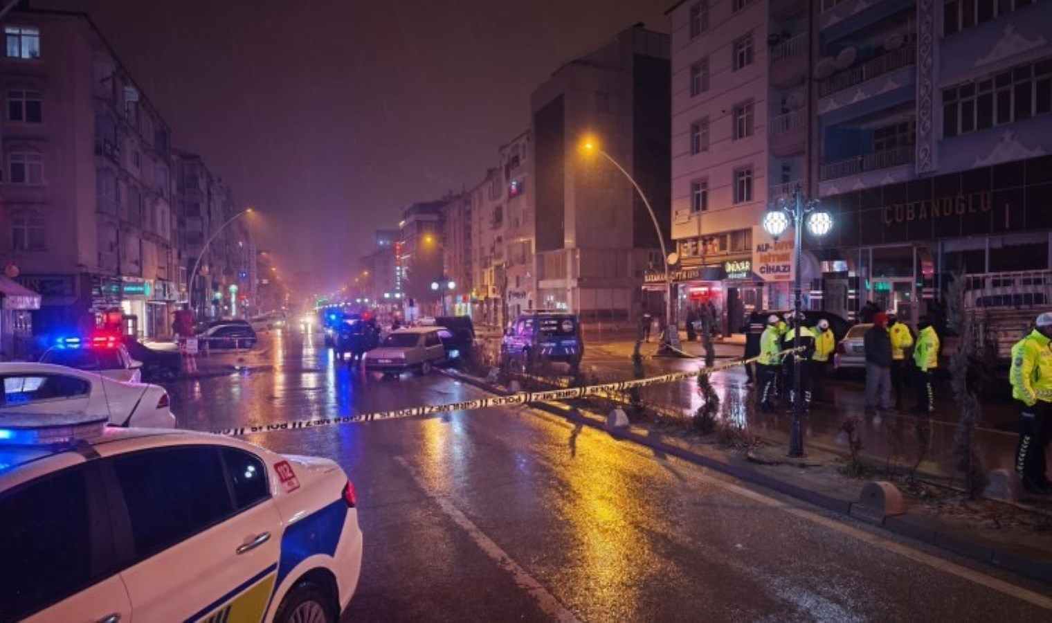 Kaza sonrası polis aracına alınan sürücü intihara kalkıştı!
