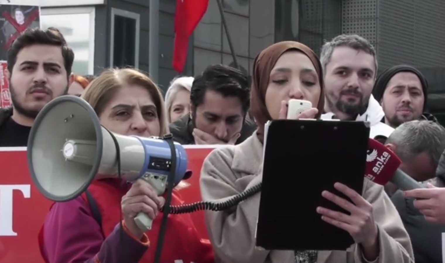 KFC ve Pizza Hut çalışanlarından İş Gıda Holding önünde eylem: ‘Sayın Cumhurbaşkanımıza seslendik ama hiç kimse sesimizi duymuyor’