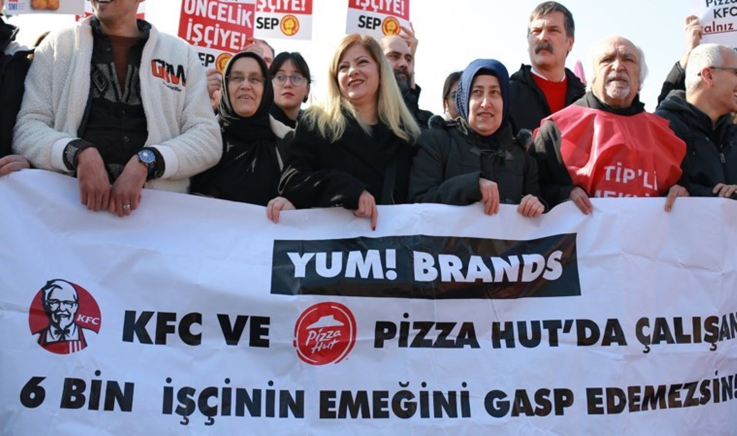 KFC ve Pizza Hut işçileri Kadıköy’de eylemde: Tazminat ve maaş krizi büyüyor!