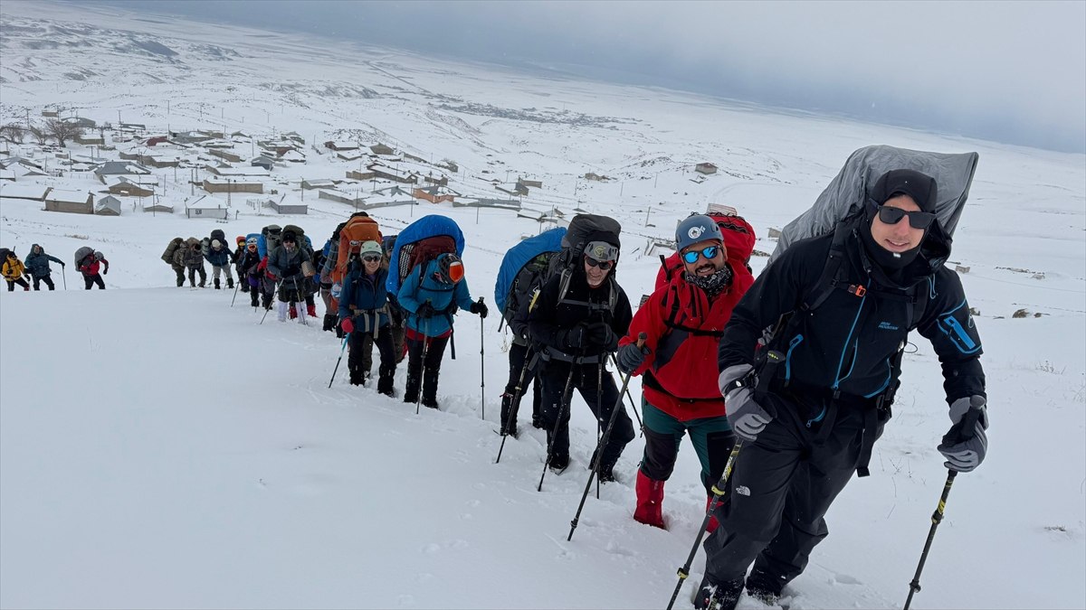 Kışın sert yüzü: Dağcılar Ağrı Dağı zirvesine meydan okuyor